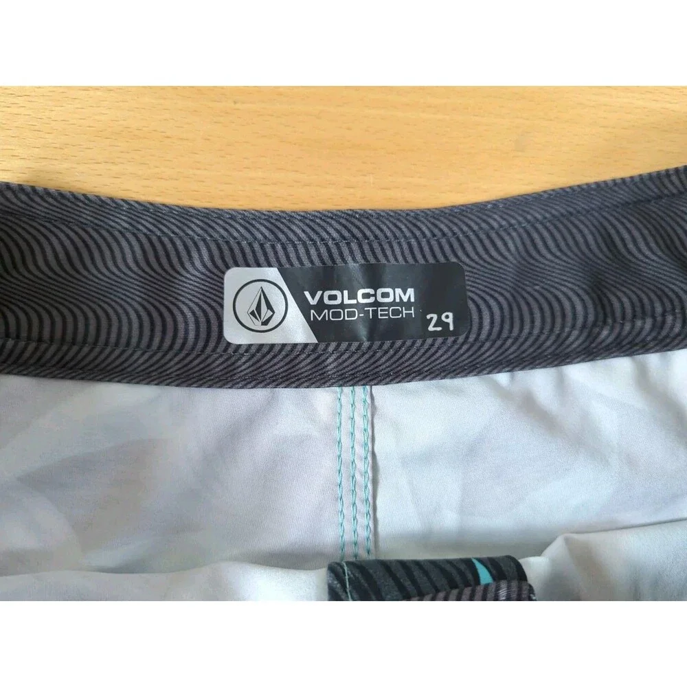 Volcom men board