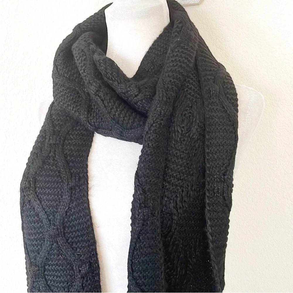 Old Navy • Black Monochrome Woven Cable Knit Thick Chunky Scarf with Tassels