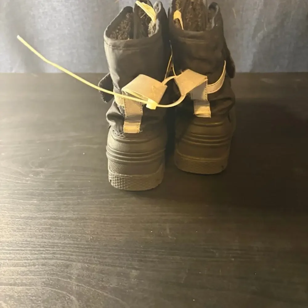 Northside Black Silver Snowboots Toddler sz 9 Hook and Clasp Closure