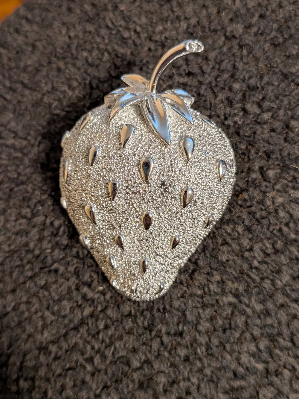Vintage Sarah Coventry Silver Tone Textured Strawberry Brooch Pin Signed