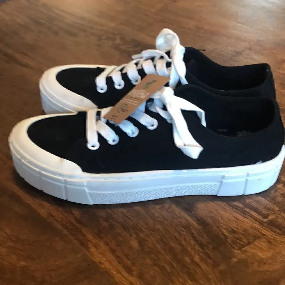 Women's Mad Love Fran Sneakers size 9