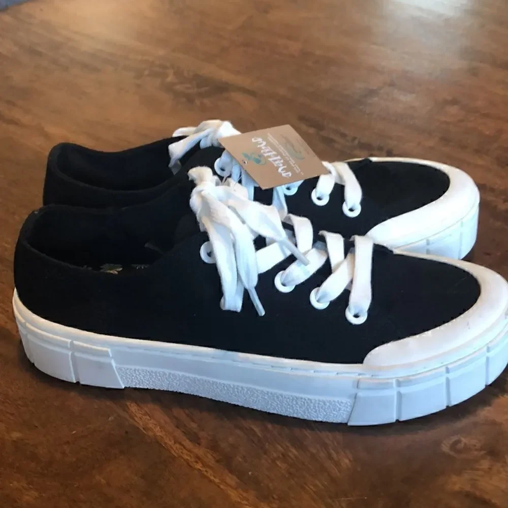 Women's Mad Love Fran Sneakers size 9