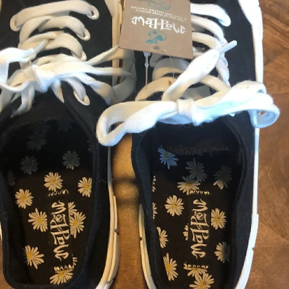 Women's Mad Love Fran Sneakers size 9