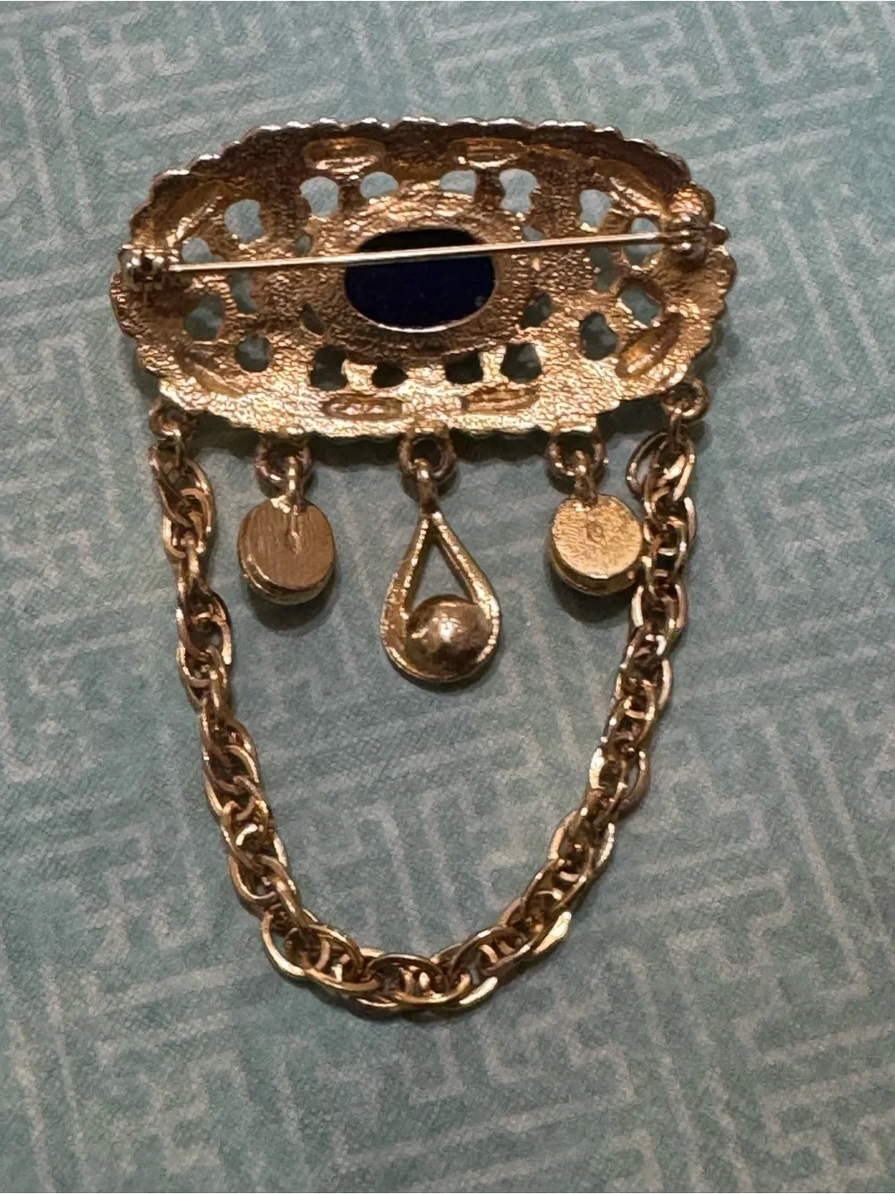 RETRO GOLD TONE BROOCH WITH CABOCHONS AND CHAIN