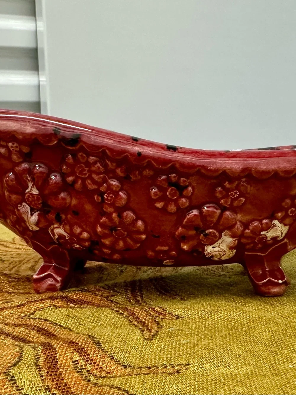 Vintage 1985 Arnel’s Daisy Clawfoot Bathtub Soap dish Deep Red Textured Decor