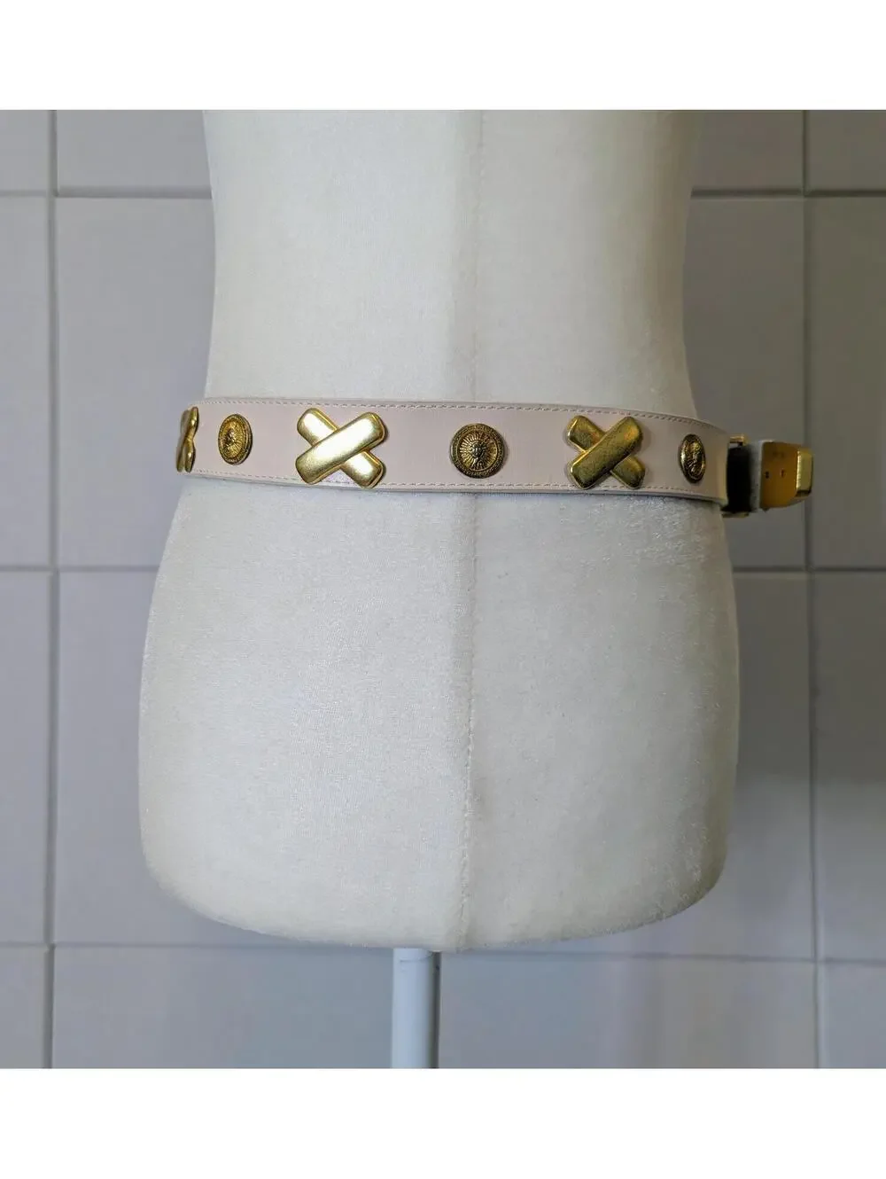Vintage 90s cream leather medallion belt