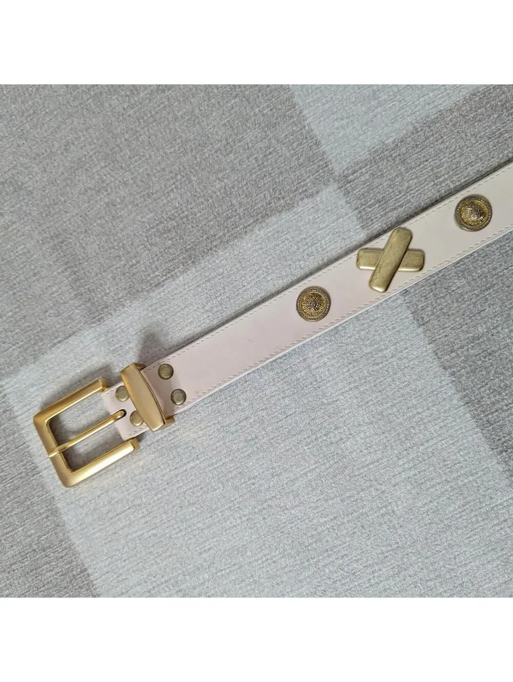 Vintage 90s cream leather medallion belt