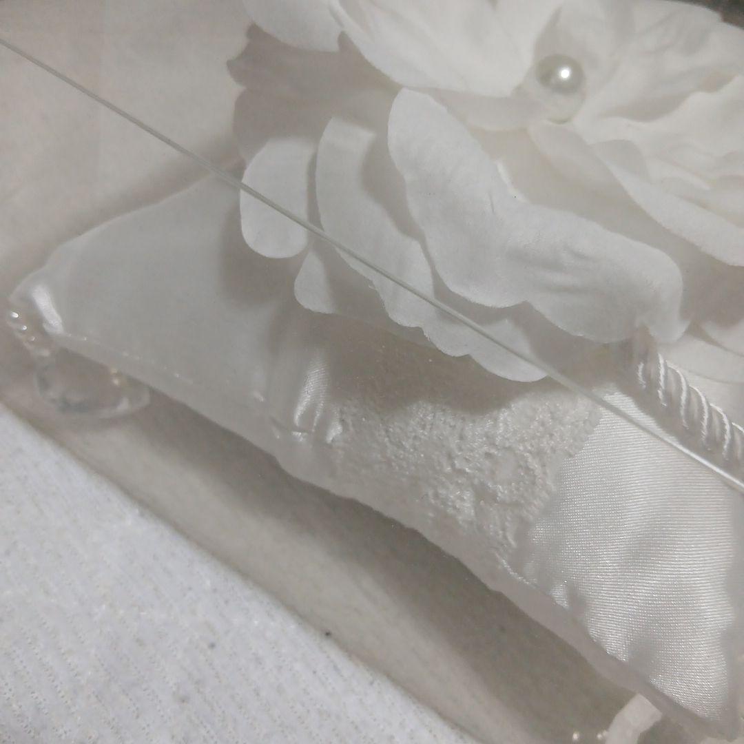 White Flower Motif Ring Pillow with Clear Case