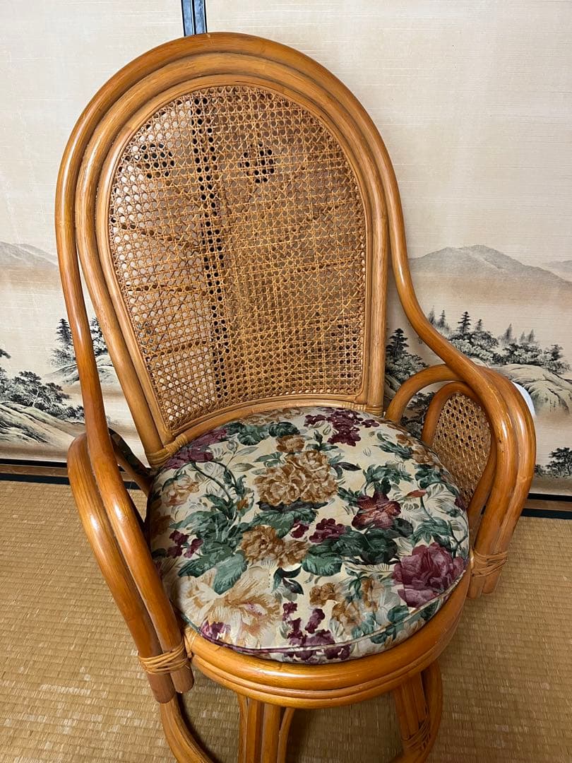 Beautiful Condition [Retro] Floral Cushion Swivel Rattan Armchair Vintage