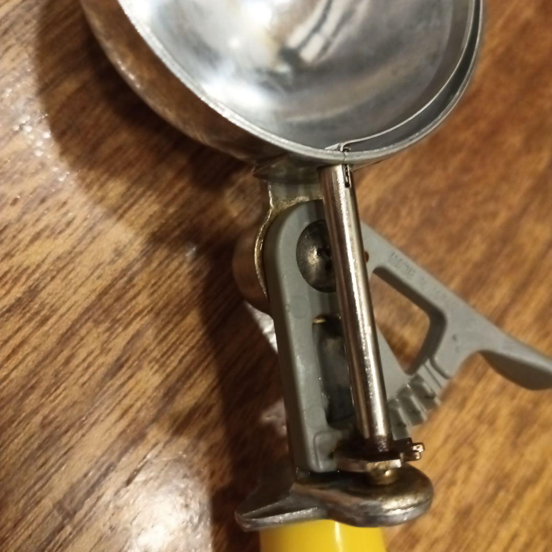 Ice cream scoop, lever type, yellow, used, 12/23