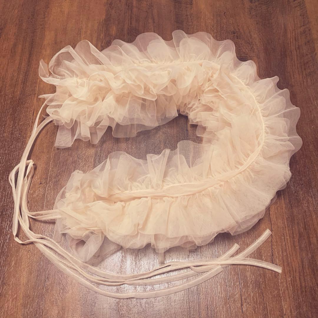 Voluminous tulle frill shoulder collar, pink beige