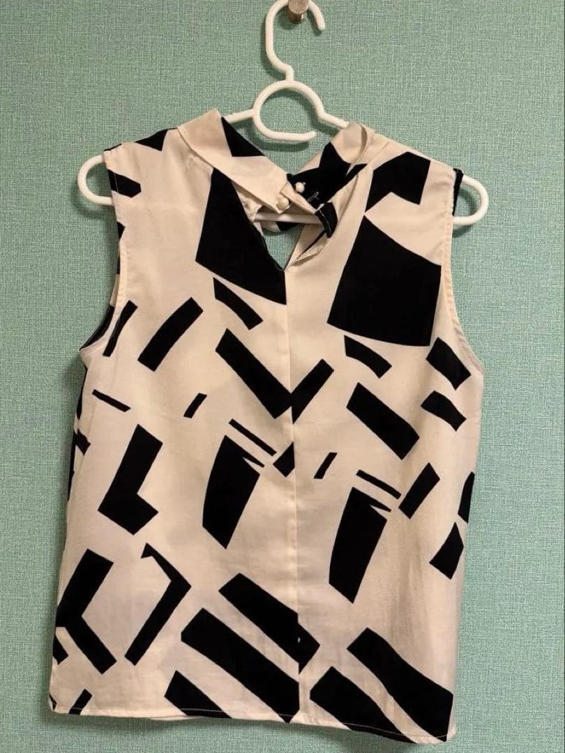 Geometric Pattern Sleeveless Shirt