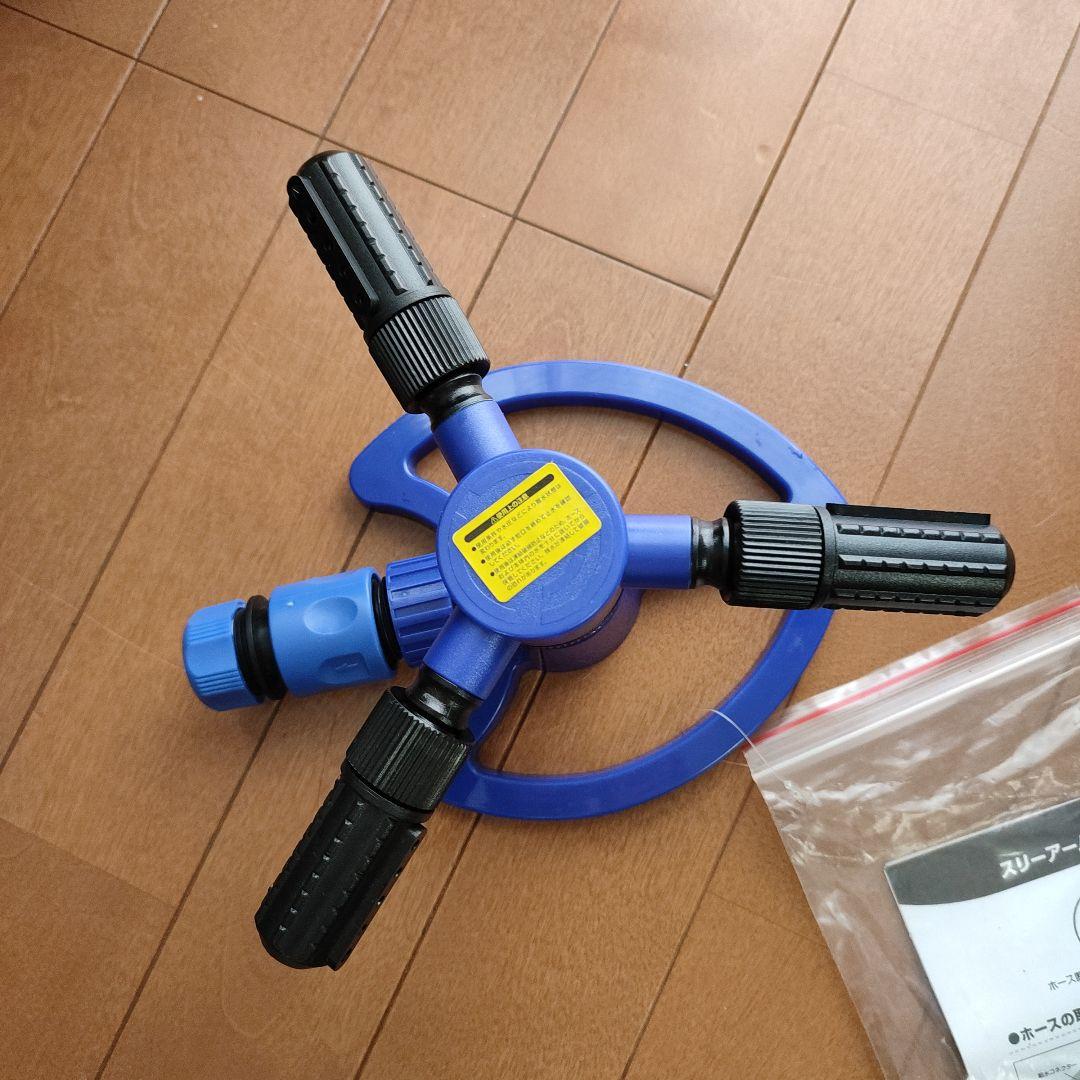 Three-arm sprinkler, blue/black, with instruction manual