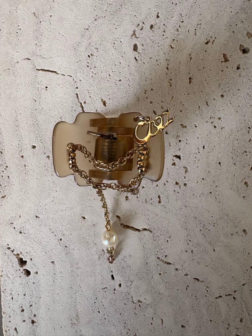 Price Drop! Complex Biz Pearl Dessert Clip - Beige
