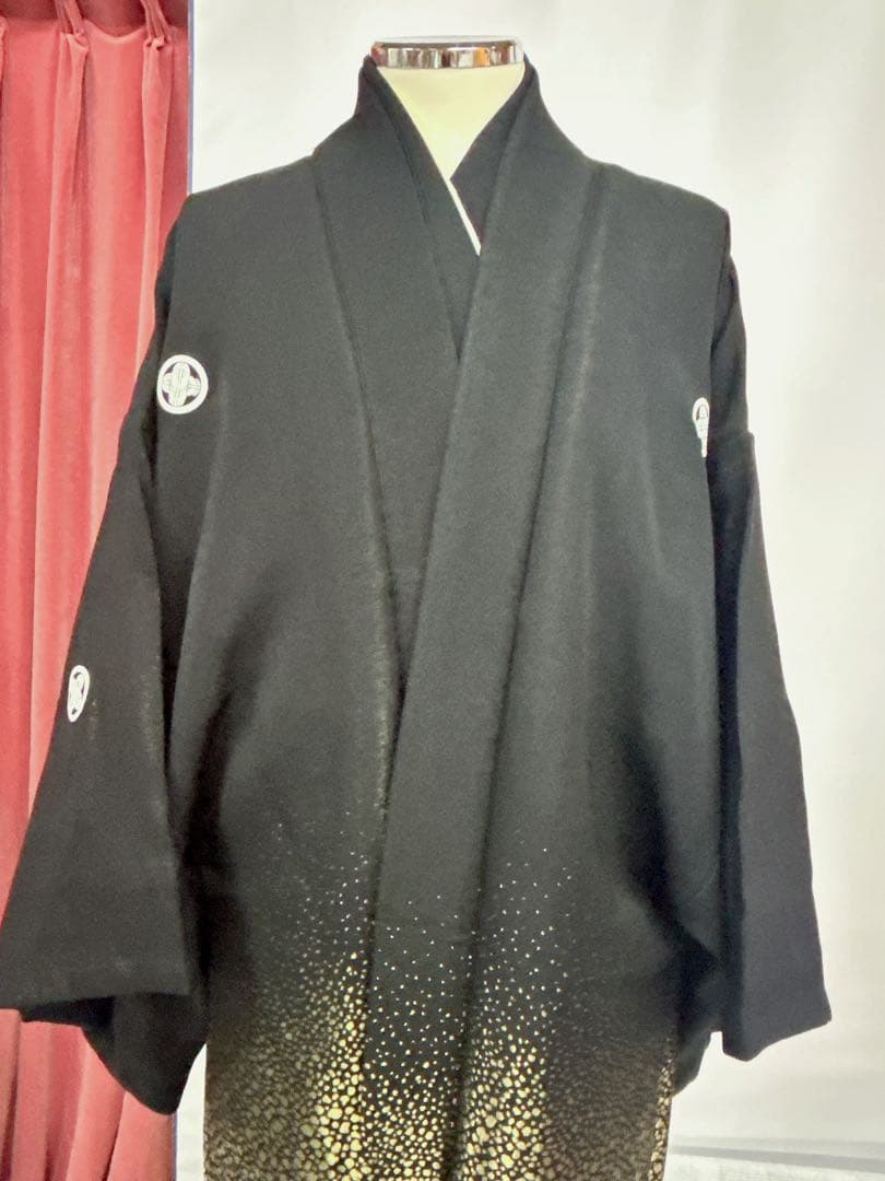 Men's Kimono and Haori set, black with gold decorations and a landscape-patterned lining, haori in good condition
