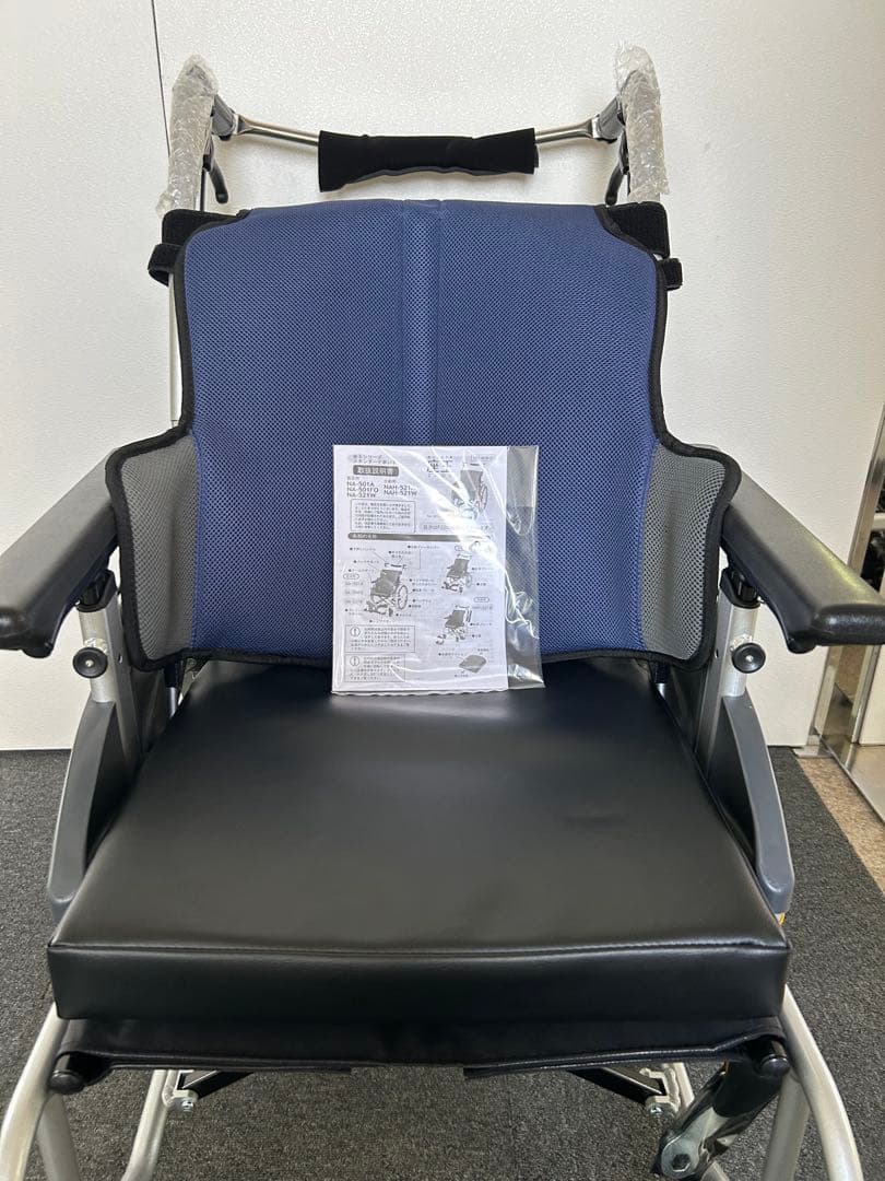 Comfortable even when sitting for long periods. Zao NAH-521A. Caregiver wheelchair with 3D back support and easy brake.