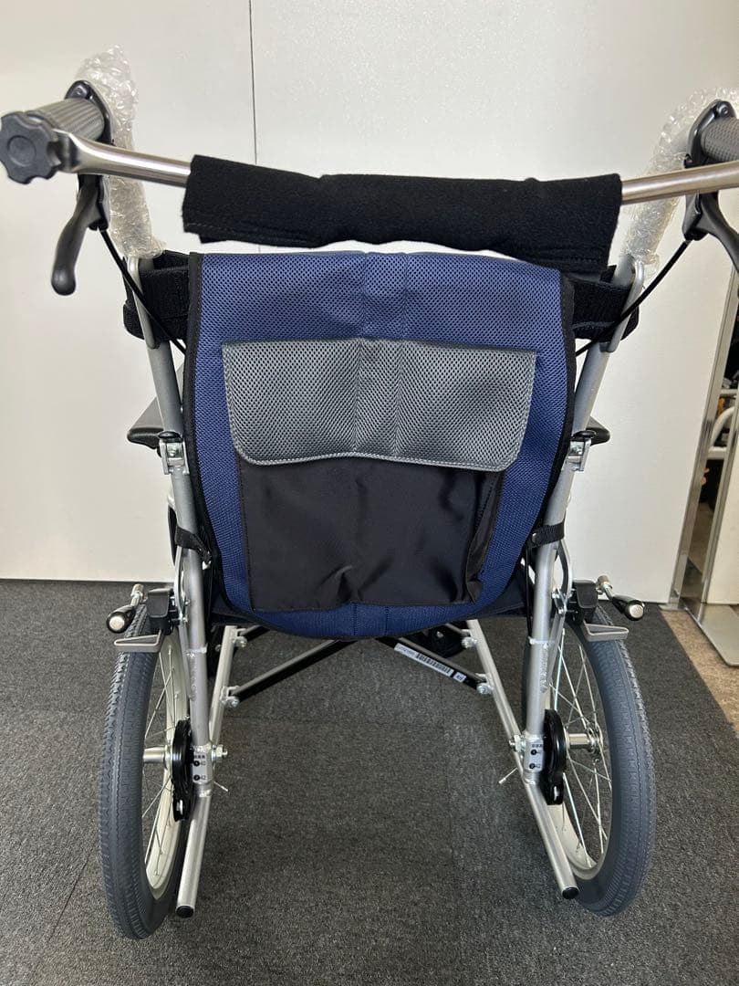 Comfortable even when sitting for long periods. Zao NAH-521A. Caregiver wheelchair with 3D back support and easy brake.