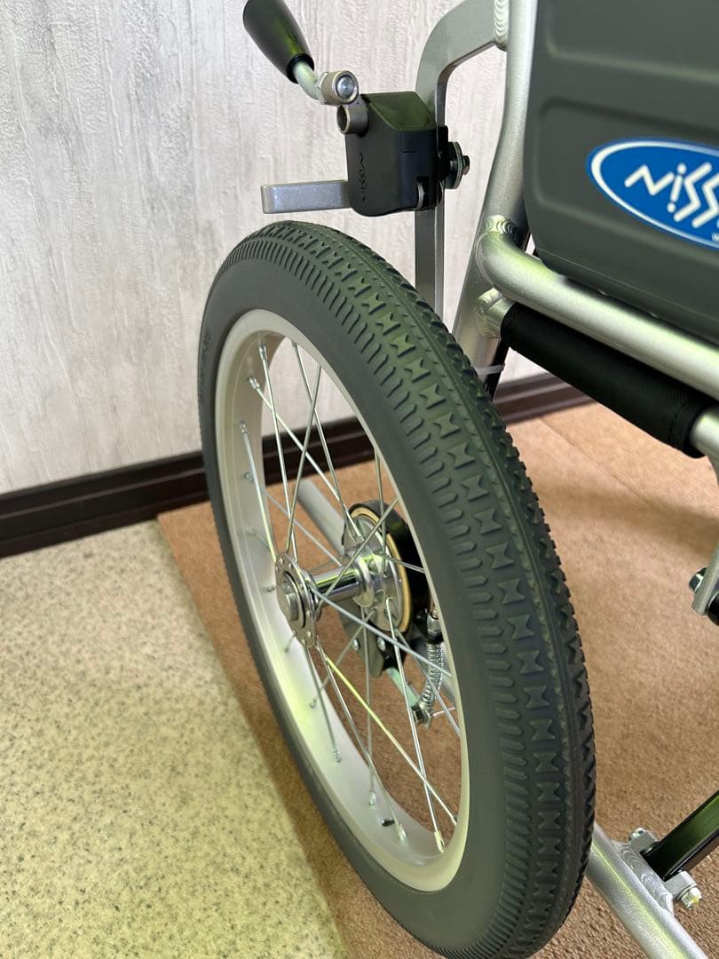 Comfortable even when sitting for long periods. Zao NAH-521A. Caregiver wheelchair with 3D back support and easy brake.