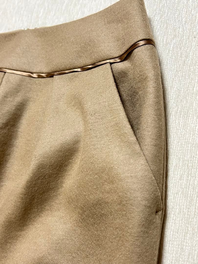 INDIVI skirt in beige. Made of 100% wool. Tight, knee-length. INDIVI brand.