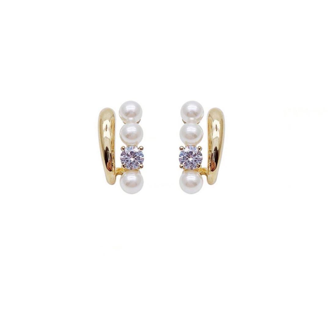 New, unused. Pearl, crystal, gold earrings. Graduation ceremony, bijou.